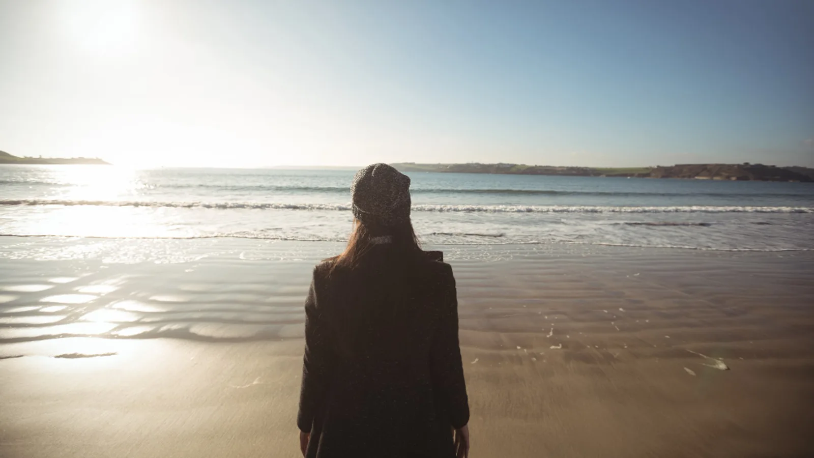 Femme regardant l'horizon pour illustrer la retraite qui aura lieu dans 30 ans