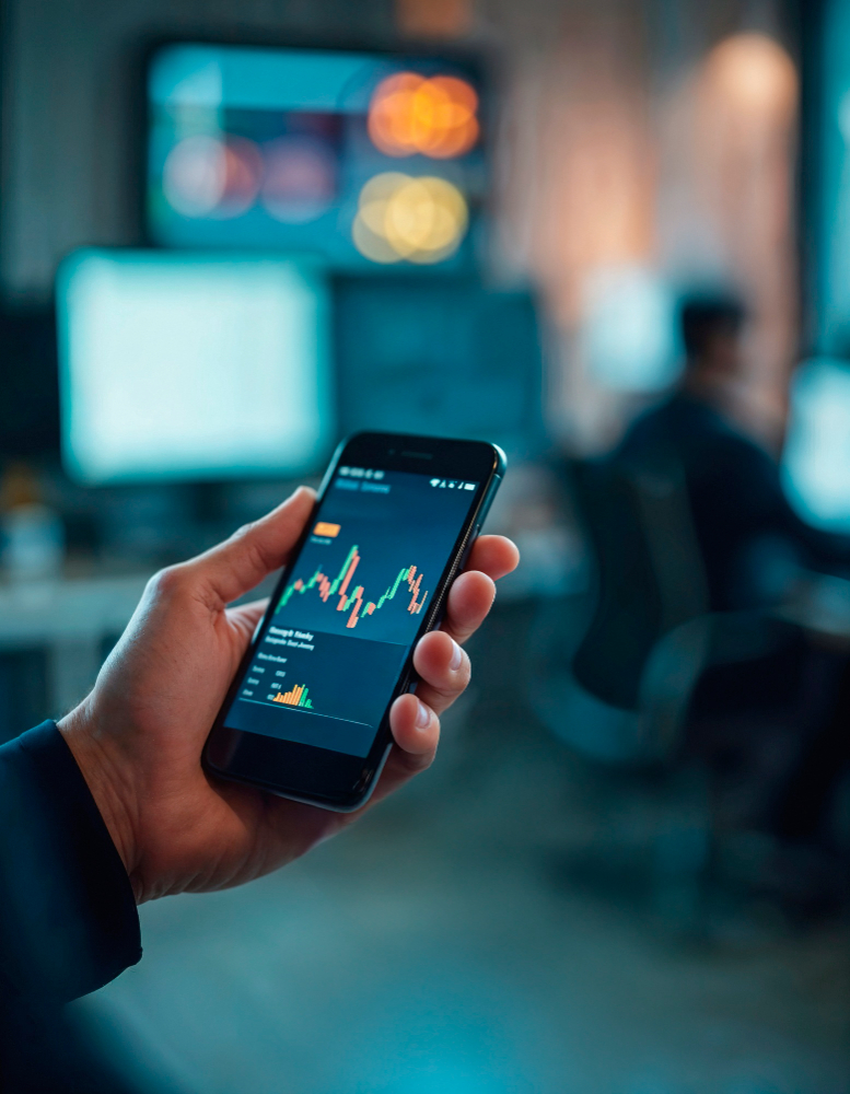 ETF et PEA - Graphique de performance d'un ETF World éligible PEA sur fond clair, avec un smartphone affichant une interface de courtier en ligne