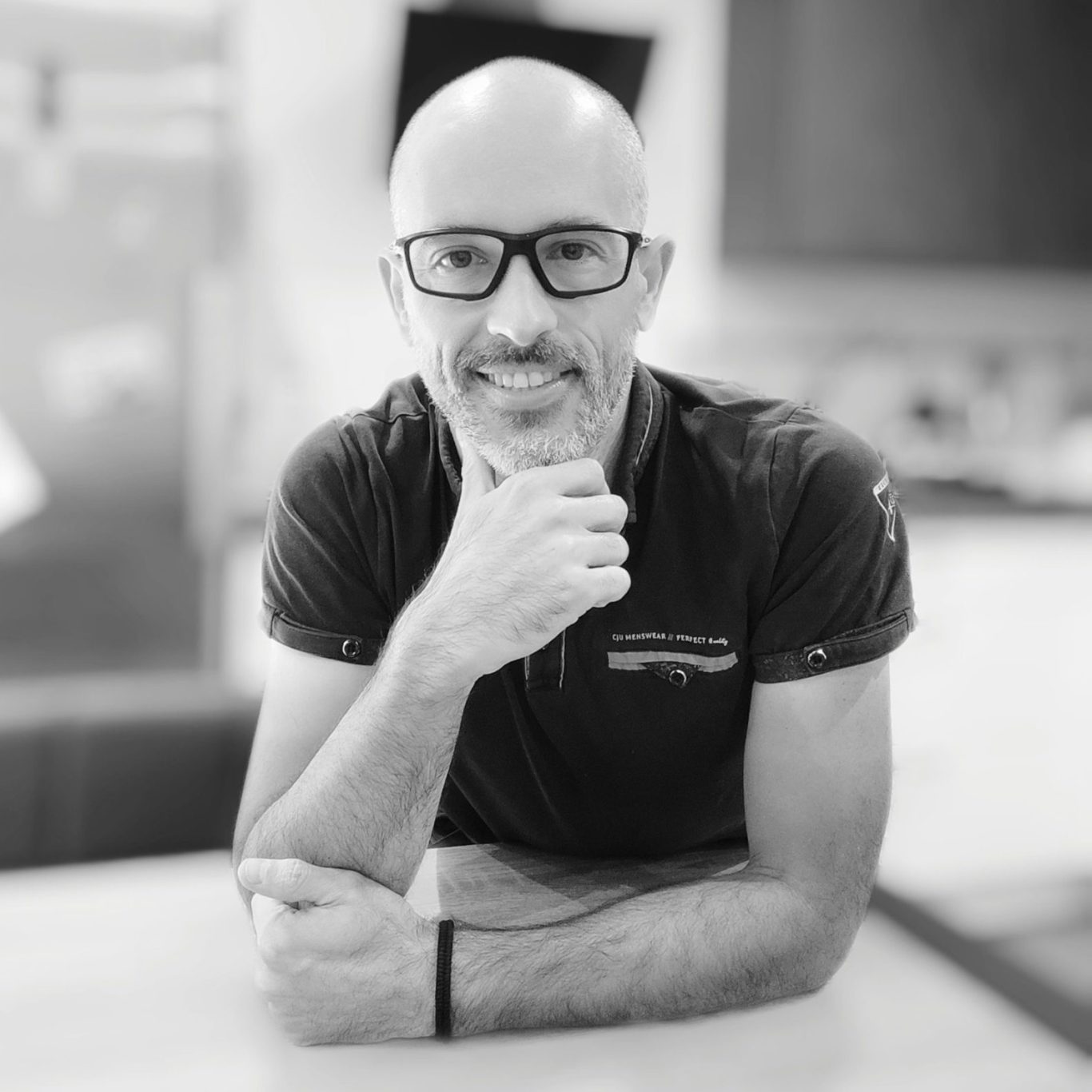 Jérôme Guilloux enregistrant un podcast, parlant dans un micro – page contact Loany